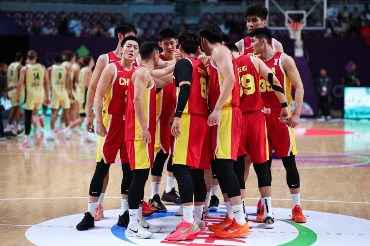 杏彩体育-媒体人：说实话，中国篮球确实比中国足球争气，足球何日出头啊！